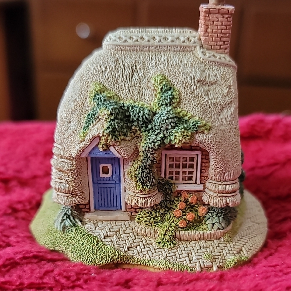 Lilliput Lane Collectors Club 1994.  "Petticoat Cottage".  Retired